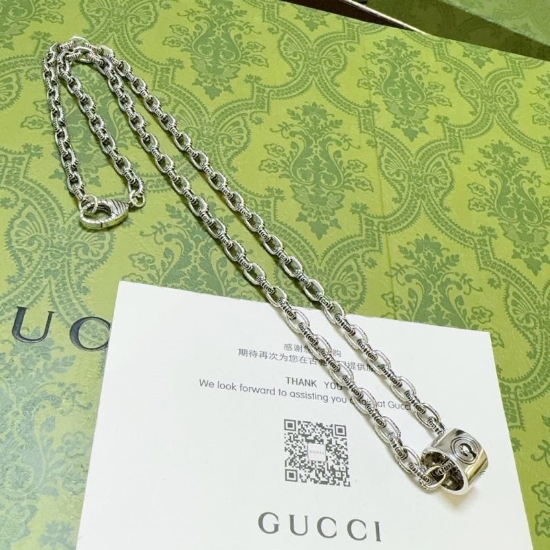 G*u*i necklaces